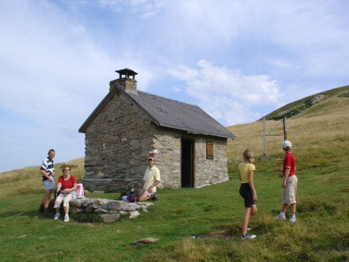 maison avec des gens - photo originale